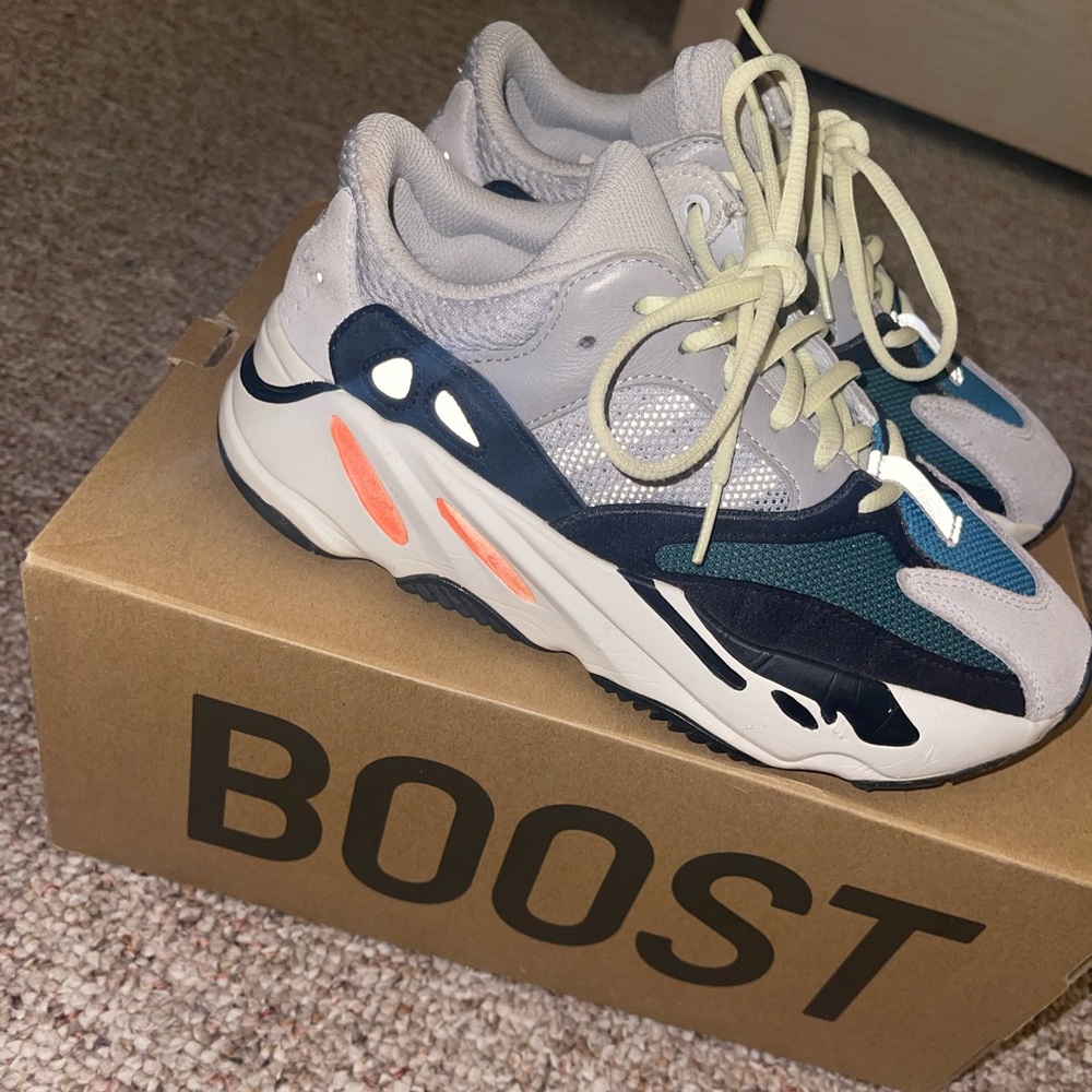 Yeezy Boost 700 Wave Runner size 5.5 mens (7 womens)